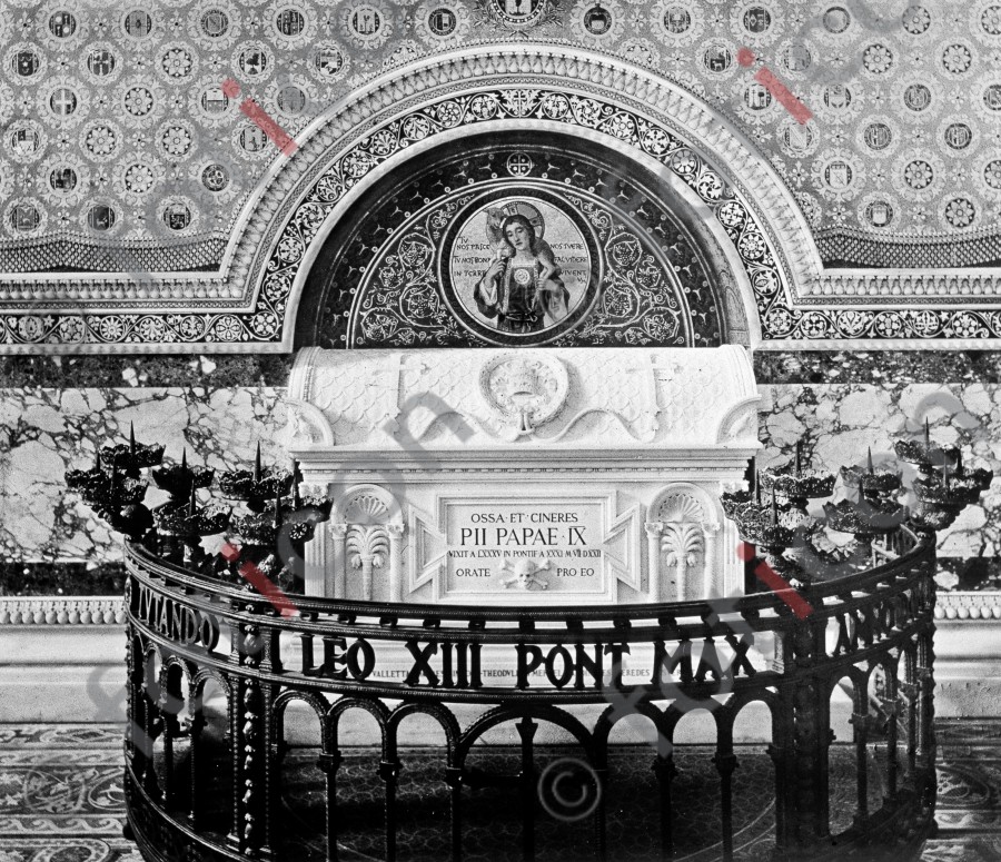 Grabmal Pius IX. | Tomb of Pius IX. - Foto foticon-simon-037-029-sw.jpg | foticon.de - Bilddatenbank für Motive aus Geschichte und Kultur